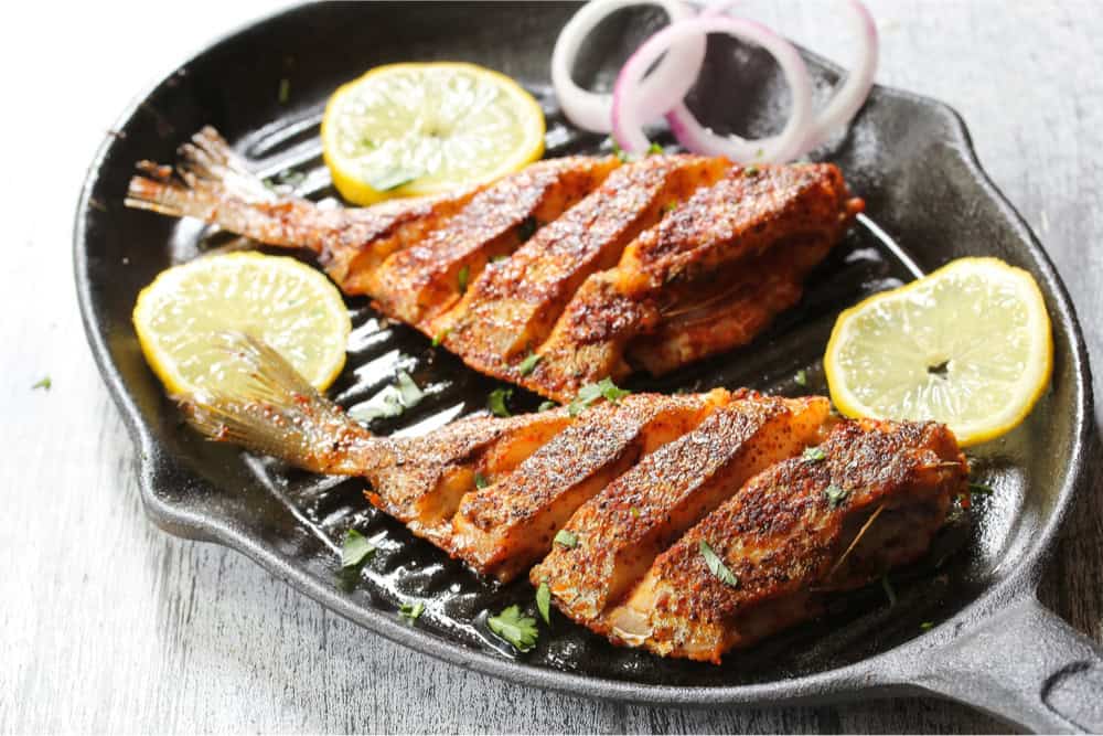 Fisch in einer Fischbratpfanne